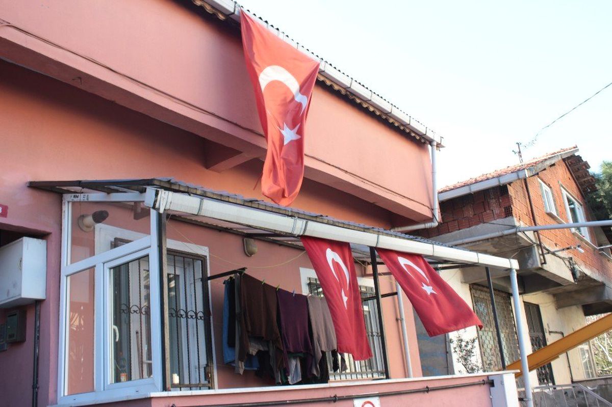Zeytin Dalı Harekatı'nda Şehit Düşen Fatih Mehmethan'ın Baba Evinde Türk Bayrağı Dalgalanıyor