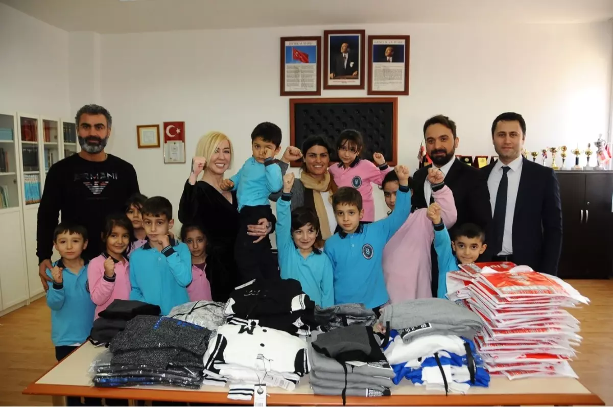 İstanbul Boks Ailesi Onlarca Çocuğun Yüzünü Güldürdü!