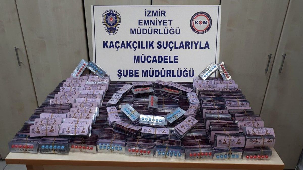 İzmir'de 17 Bin 400 Adet Cinsel Performans İlacı Ele Geçirildi