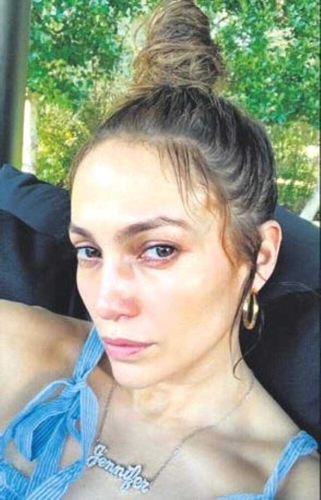 Jennifer Lopez'in Makyajsız Fotoğraf Paylaşımı Takipçilerini Şaşırttı!