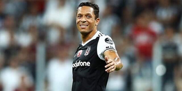 Beşiktaş Teknik Direktörü Şenol Güneş, Adriano'yu İdmandan Kovmuş