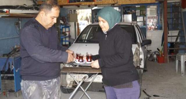Çırak Bulamayan Sanayi Ustası, Eşini Kaportacı Yaptı