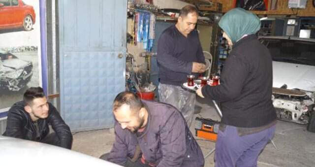 Çırak Bulamayan Sanayi Ustası, Eşini Kaportacı Yaptı