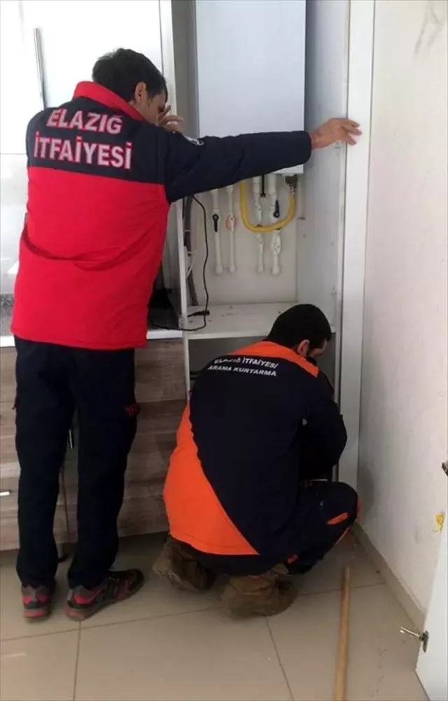 Elazığ�da Duvar ve Dolap Arasına Sıkışan Kediyi İtfaiye Ekipleri