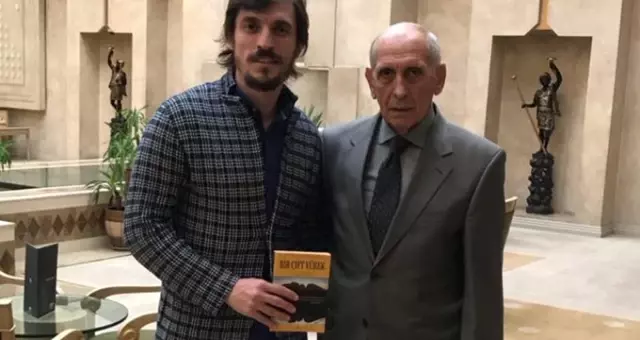 Golcü Ergin Keleş, 19 Yıl Önce Özkan Sümer'den Aldığı Kitabı Teslim Etti Golcü Ergin Keleş, 19 Yıl Önce Özkan Sümer'den Aldığı Kitabı Teslim Etti