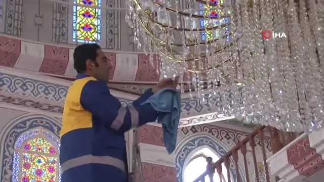 Gül Kokulu Camiler' Sloganıyla Camiler Tek Tek Temizlenerek Gül Suyuyla Yıkanıyor Gül Kokulu Camiler' Sloganıyla Camiler Tek Tek Temizlenerek Gül Suyuyla Yıkanıyor