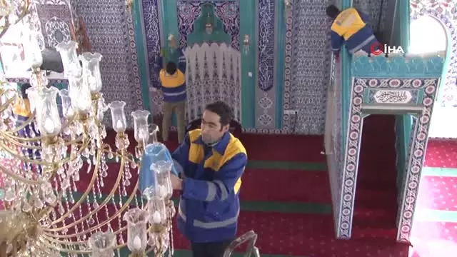 Gül Kokulu Camiler' Sloganıyla Camiler Tek Tek Temizlenerek Gül Suyuyla Yıkanıyor Gül Kokulu Camiler' Sloganıyla Camiler Tek Tek Temizlenerek Gül Suyuyla Yıkanıyor