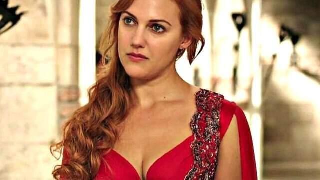 Oyuncu Meryem Uzerli, Üstsüz Poz Verdi