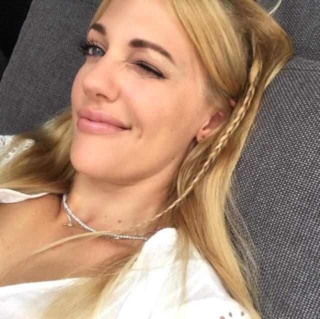 Oyuncu Meryem Uzerli, Üstsüz Poz Verdi