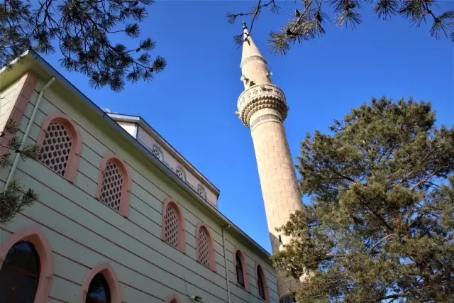 Van'daki Camilerde Gül Kokusu Yükseliyor Van'daki Camilerde Gül Kokusu Yükseliyor