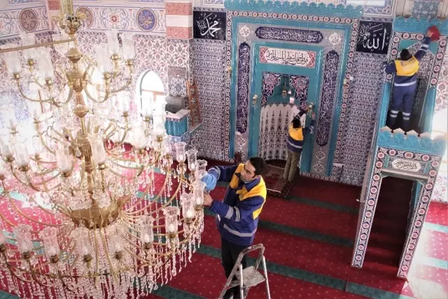 Van'daki Camilerde Gül Kokusu Yükseliyor Van'daki Camilerde Gül Kokusu Yükseliyor