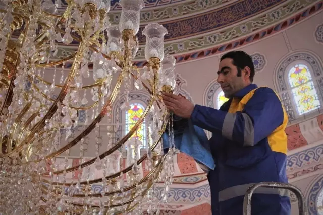 Van'daki Camilerde Gül Kokusu Yükseliyor Van'daki Camilerde Gül Kokusu Yükseliyor