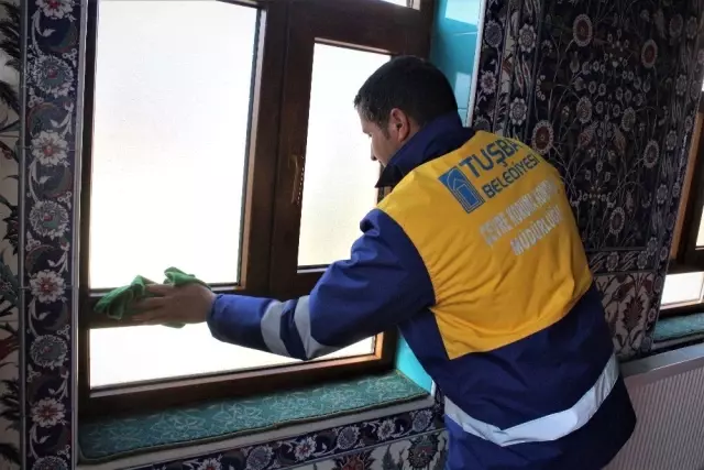 Van'daki Camilerde Gül Kokusu Yükseliyor Van'daki Camilerde Gül Kokusu Yükseliyor