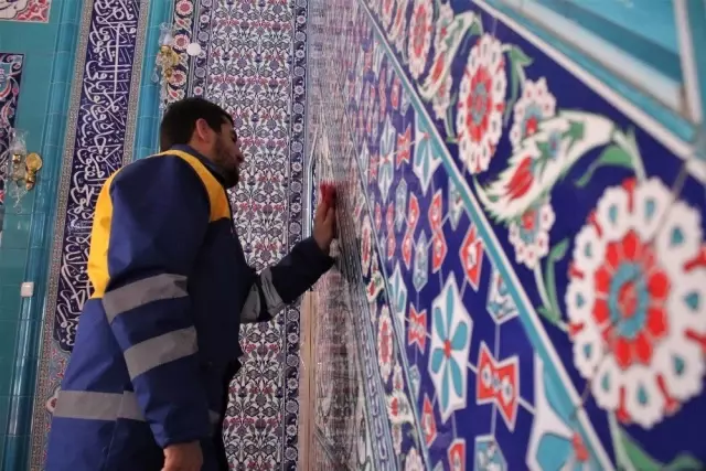 Van'daki Camilerde Gül Kokusu Yükseliyor Van'daki Camilerde Gül Kokusu Yükseliyor