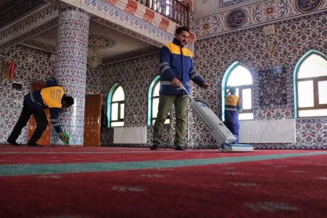 Van'daki Camilerde Gül Kokusu Yükseliyor Van'daki Camilerde Gül Kokusu Yükseliyor