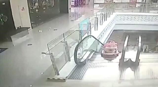 Yürüteçteki Bebek Yürüyen Merdivenden Aşağı Yuvarlandı