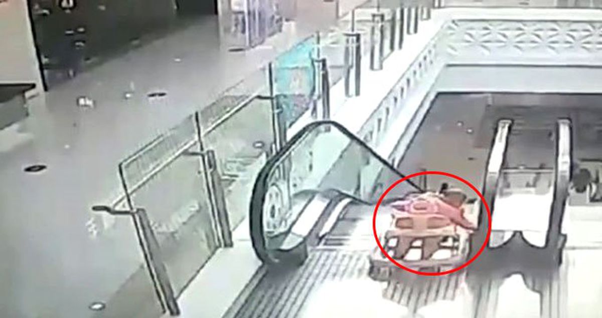 Yürüteçteki Bebek Yürüyen Merdivenden Aşağı Yuvarlandı