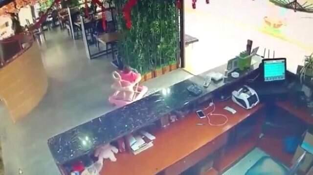 Yürüteçteki Bebek Yürüyen Merdivenden Aşağı Yuvarlandı