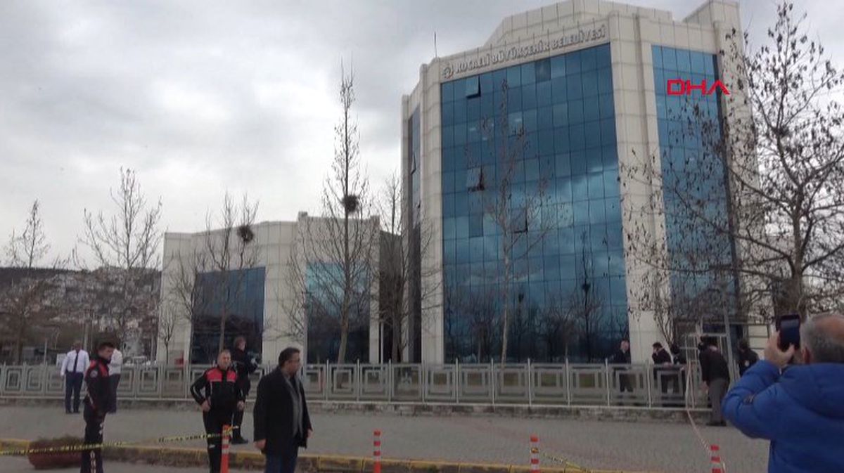 3 Yıldır İş Arayan 3 Çocuk Babası Adam, Kocaeli Büyükşehir Belediye Binasını Kurşunladı