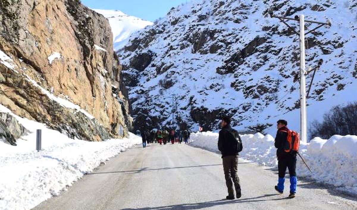 Hakkari'de Yürüyüşe Çıkan Öğrenciler, Bölgede Benzeri Olmayan Bir Mağara Buldu
