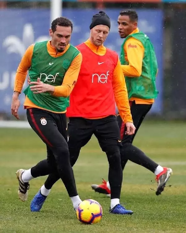 Galatasaray'da Semih Kaya İlk Antrenmanına Çıktı Galatasaray'da Semih Kaya İlk Antrenmanına Çıktı