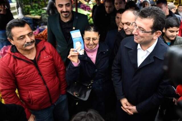 İmamoğlu'na Erdoğan'ın Fotoğrafının Bulunduğu Broşürü Gösterdi