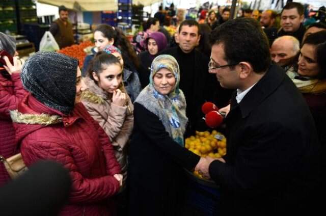 İmamoğlu'na Erdoğan'ın Fotoğrafının Bulunduğu Broşürü Gösterdi