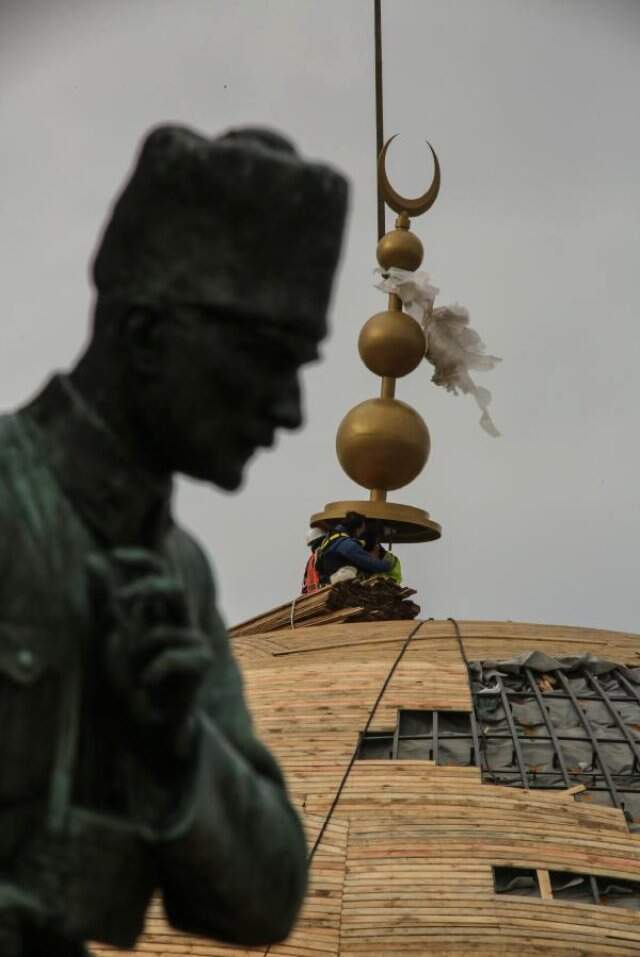 Taksim Camii'nin Alemi Yerleştirildi