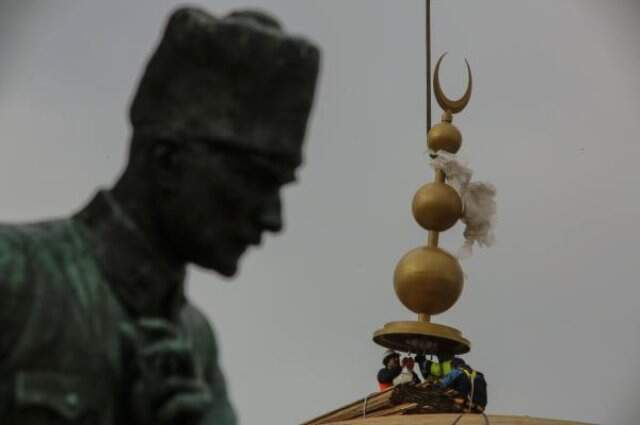 Taksim Camii'nin Alemi Yerleştirildi