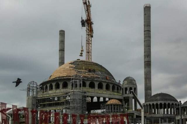 Taksim Camii'nin Alemi Yerleştirildi