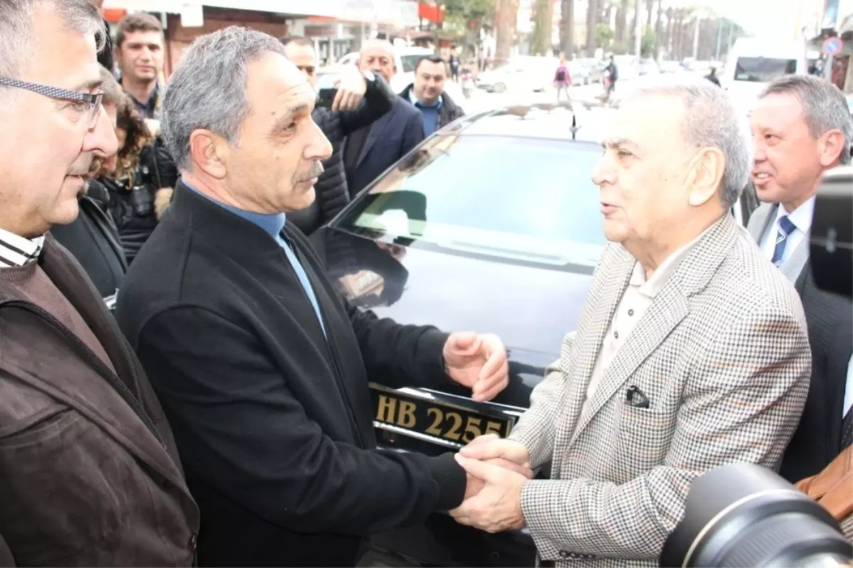 AK Parti'nin Adayı CHP'li Aziz Kocaoğlu'nu Karşıladı