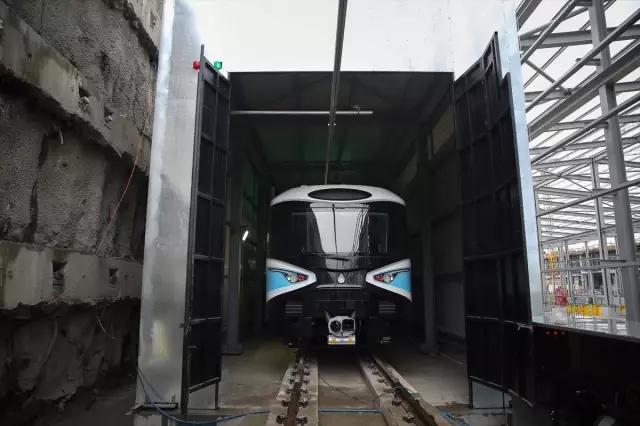 Kabataş-Mahmutbey Metrosuna İlk Araç İndirildi Kabataş-Mahmutbey Metrosuna İlk Araç İndirildi