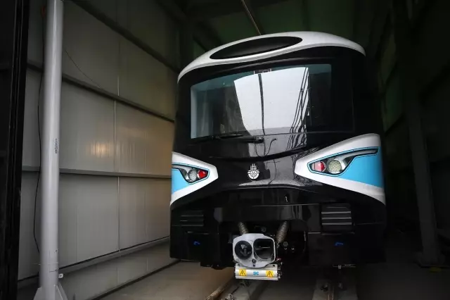 Kabataş-Mahmutbey Metrosuna İlk Araç İndirildi Kabataş-Mahmutbey Metrosuna İlk Araç İndirildi