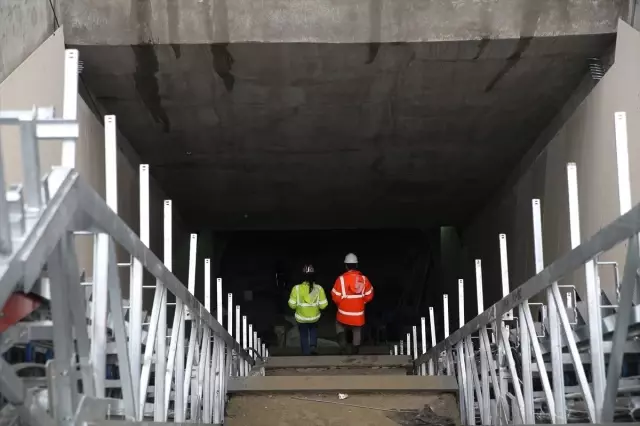 Kabataş-Mahmutbey Metrosuna İlk Araç İndirildi Kabataş-Mahmutbey Metrosuna İlk Araç İndirildi