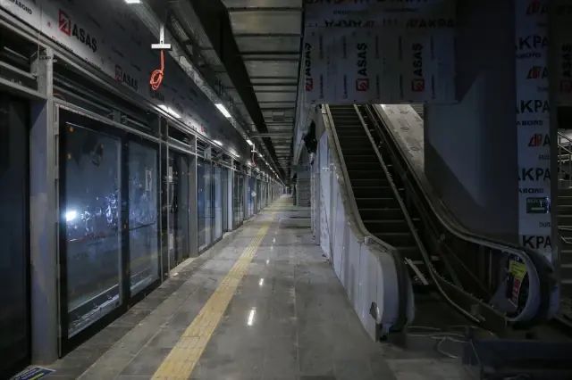 Kabataş-Mahmutbey Metrosuna İlk Araç İndirildi Kabataş-Mahmutbey Metrosuna İlk Araç İndirildi