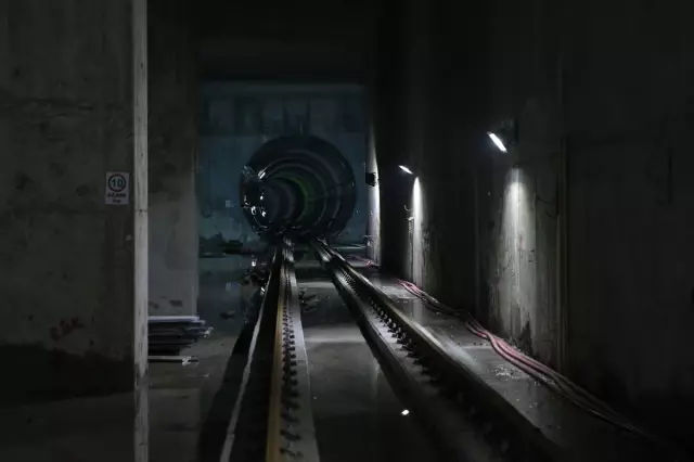 Kabataş-Mahmutbey Metrosuna İlk Araç İndirildi Kabataş-Mahmutbey Metrosuna İlk Araç İndirildi