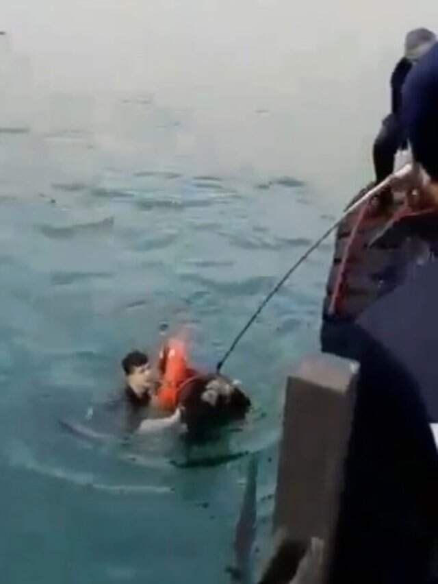 Kahraman Çevik Kuvvet Polisinin Denize Düşen Genç Kızı Kurtardığı Anlar Kameralara Yansıdı