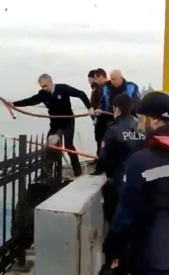 Kahraman Çevik Kuvvet Polisinin Denize Düşen Genç Kızı Kurtardığı Anlar Kameralara Yansıdı