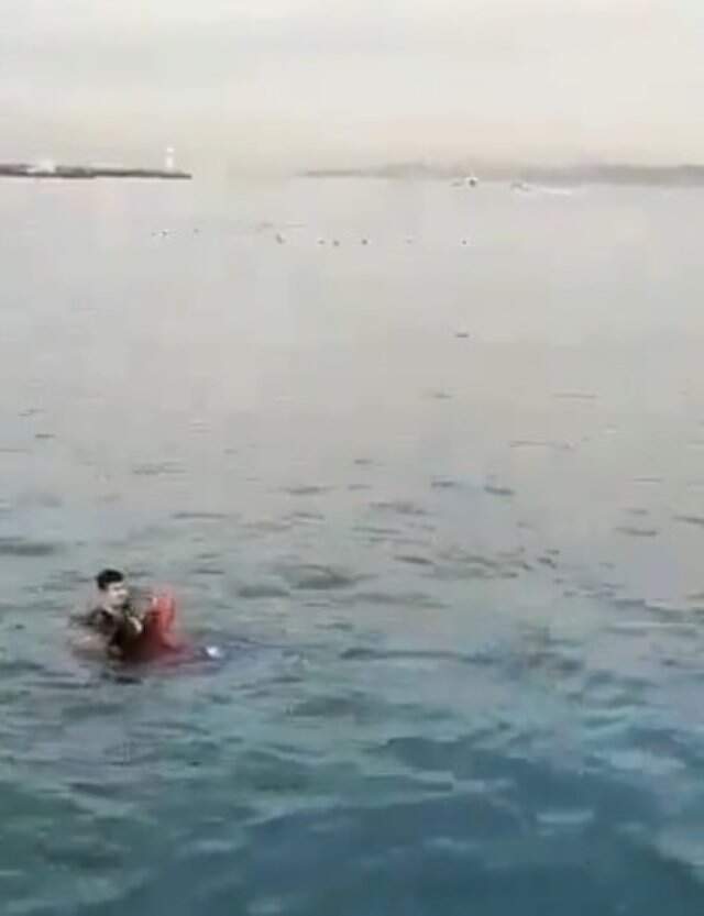 Kahraman Çevik Kuvvet Polisinin Denize Düşen Genç Kızı Kurtardığı Anlar Kameralara Yansıdı