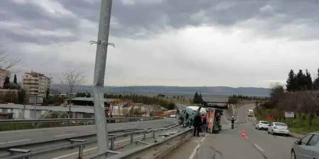 Kocaeli'de Beton Mikseri Devrildi