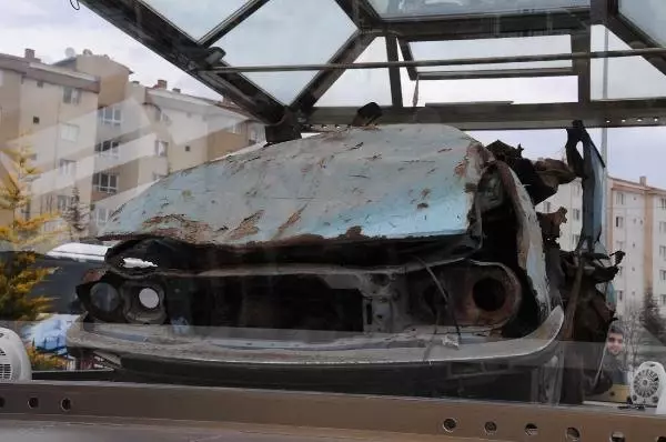 Uğur Mumcu, Otomobilinin Sergilendiği Eskişehir'deki Parkta Anıldı Uğur Mumcu, Otomobilinin Sergilendiği Eskişehir'deki Parkta Anıldı