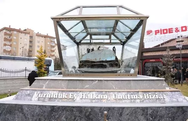 Uğur Mumcu, Otomobilinin Sergilendiği Eskişehir'deki Parkta Anıldı Uğur Mumcu, Otomobilinin Sergilendiği Eskişehir'deki Parkta Anıldı