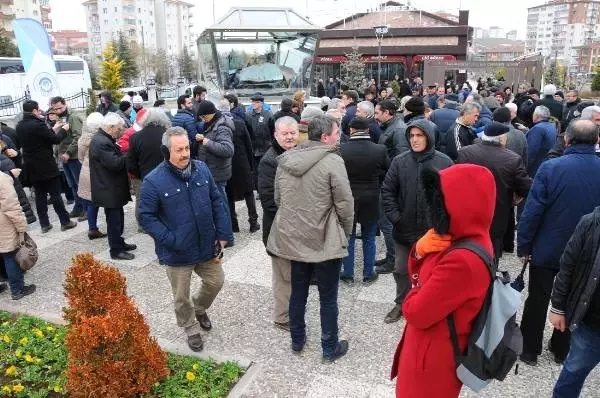 Uğur Mumcu, Otomobilinin Sergilendiği Eskişehir'deki Parkta Anıldı Uğur Mumcu, Otomobilinin Sergilendiği Eskişehir'deki Parkta Anıldı