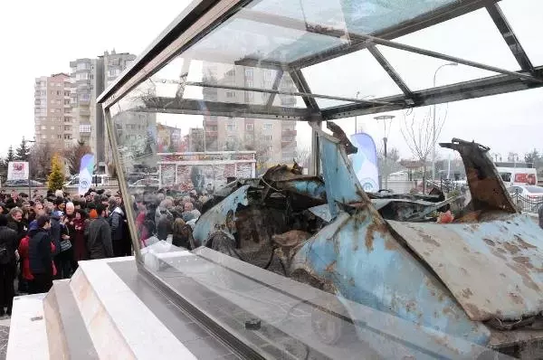 Uğur Mumcu, Otomobilinin Sergilendiği Eskişehir'deki Parkta Anıldı Uğur Mumcu, Otomobilinin Sergilendiği Eskişehir'deki Parkta Anıldı