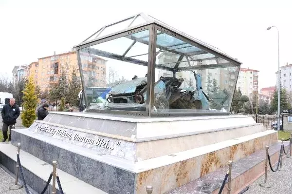 Uğur Mumcu, Otomobilinin Sergilendiği Eskişehir'deki Parkta Anıldı Uğur Mumcu, Otomobilinin Sergilendiği Eskişehir'deki Parkta Anıldı