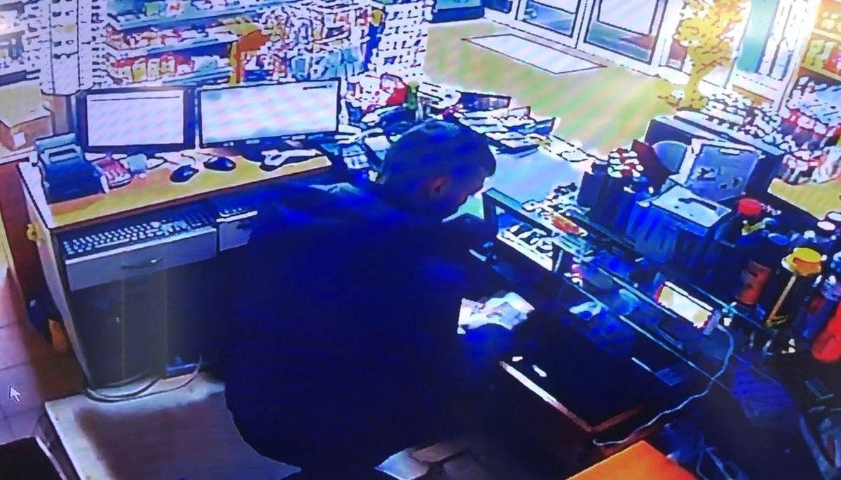 35 Saniyede 2 Bin Lira Çalan Hırsız Kamerada