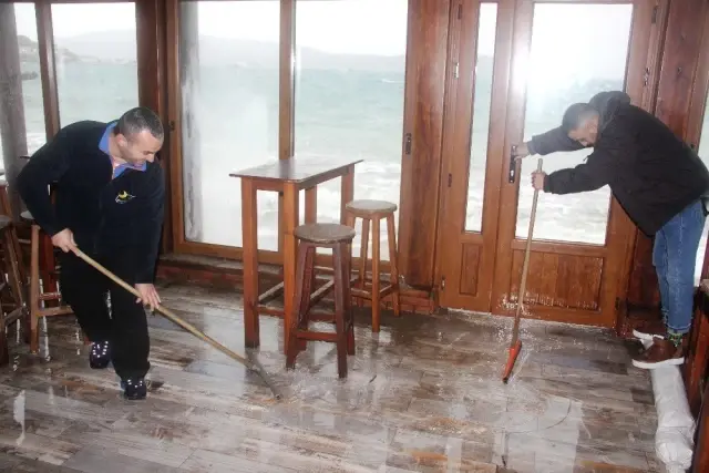 Bodrum'u Fırtına Vurdu; İş Yerleri Su Bastı, Kayıklar Alabora Oldu