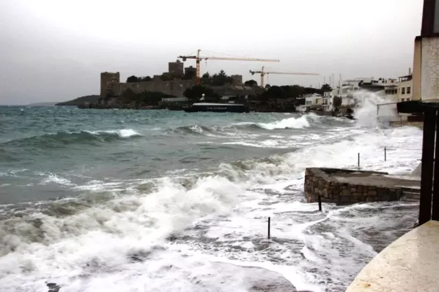 Bodrum'u Fırtına Vurdu; İş Yerleri Su Bastı, Kayıklar Alabora Oldu