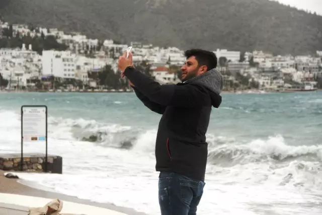 Bodrum'u Fırtına Vurdu; İş Yerleri Su Bastı, Kayıklar Alabora Oldu