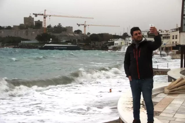 Bodrum'u Fırtına Vurdu; İş Yerleri Su Bastı, Kayıklar Alabora Oldu